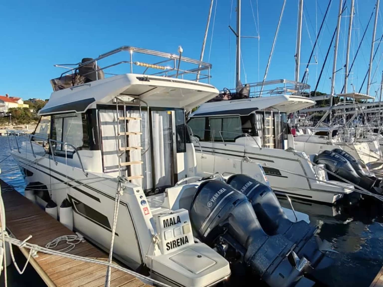 Jeanneau Merry Fisher 1095 Fly między profesjonalistami a osobami prywatnymi w Drage