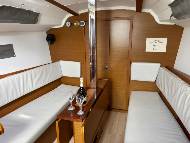 Wynajem Żaglowiec Jeanneau z patentem 