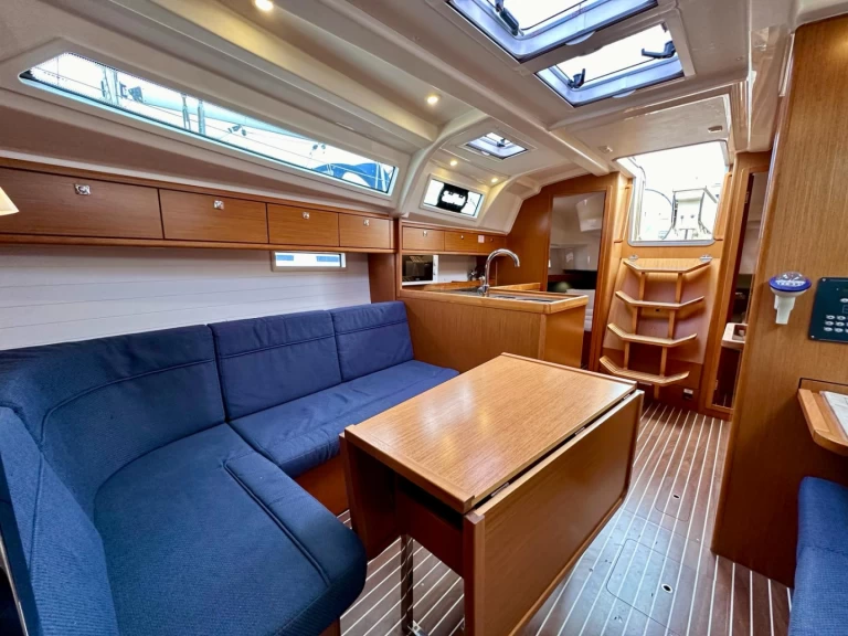 Bavaria Cruiser 37 między profesjonalistami a osobami prywatnymi w Sukosan