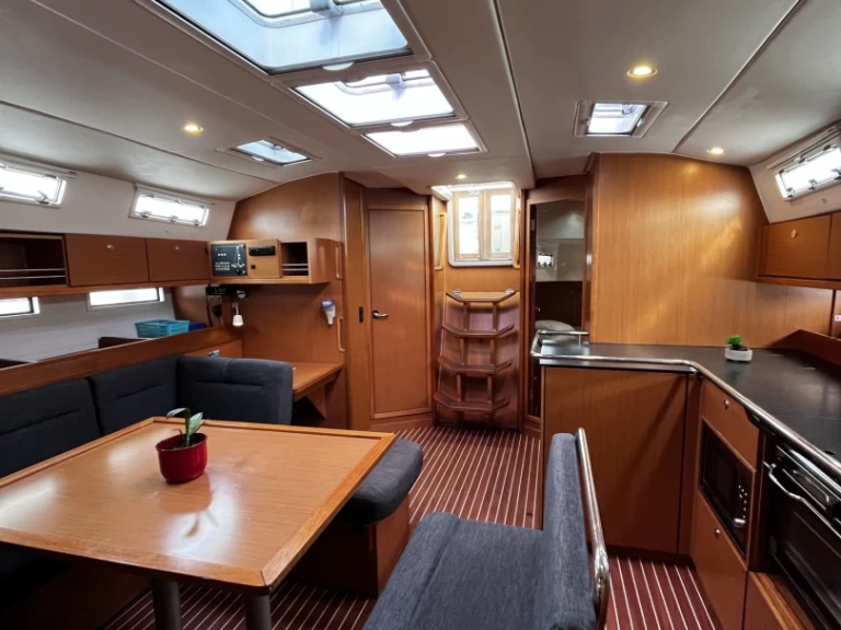 Wynajem Żaglowiec Bavaria z patentem 