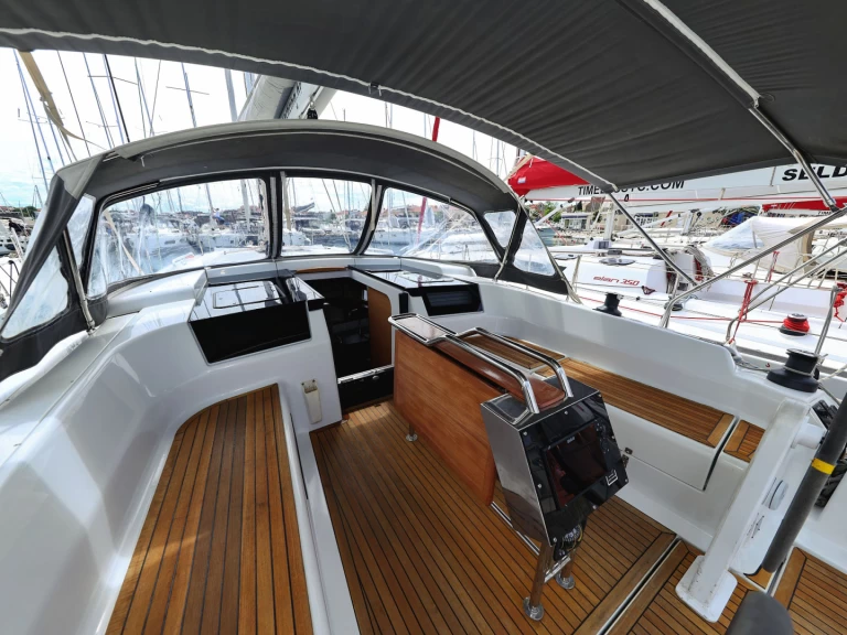 Hanse Hanse 418 między profesjonalistami a osobami prywatnymi w Biograd na Moru