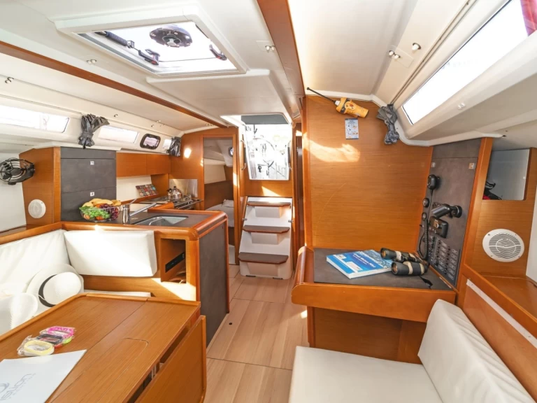 Wynajem Żaglowiec Jeanneau z patentem 