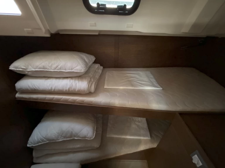 Wynajem Żaglowiec Bénéteau z patentem 