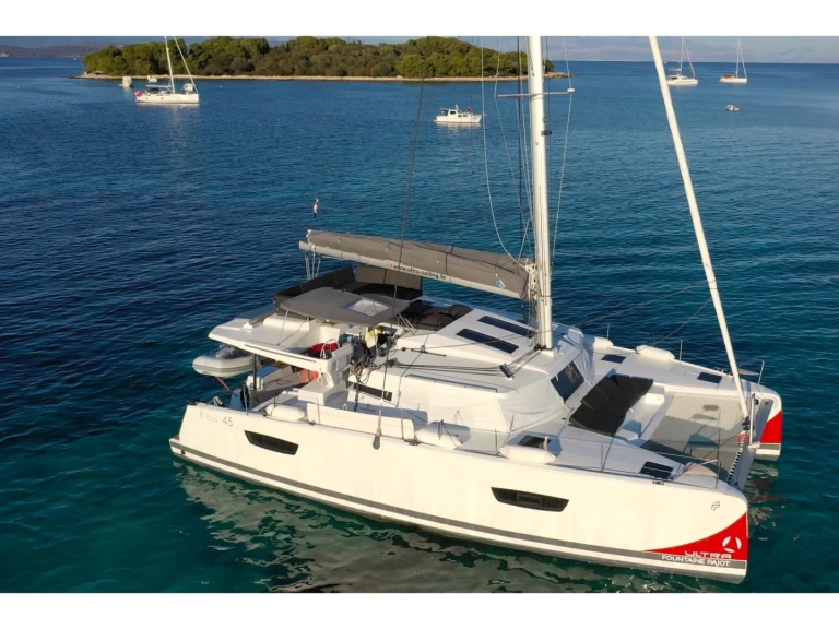 Fountaine Pajot Elba 45 między profesjonalistami a osobami prywatnymi w Donji Seget