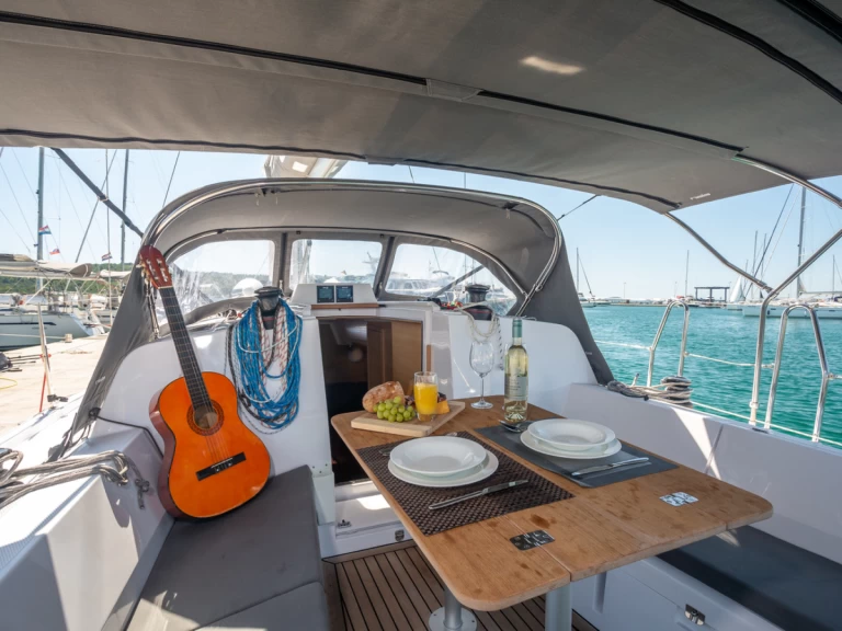 Wynajmij Elan E4 w Betina