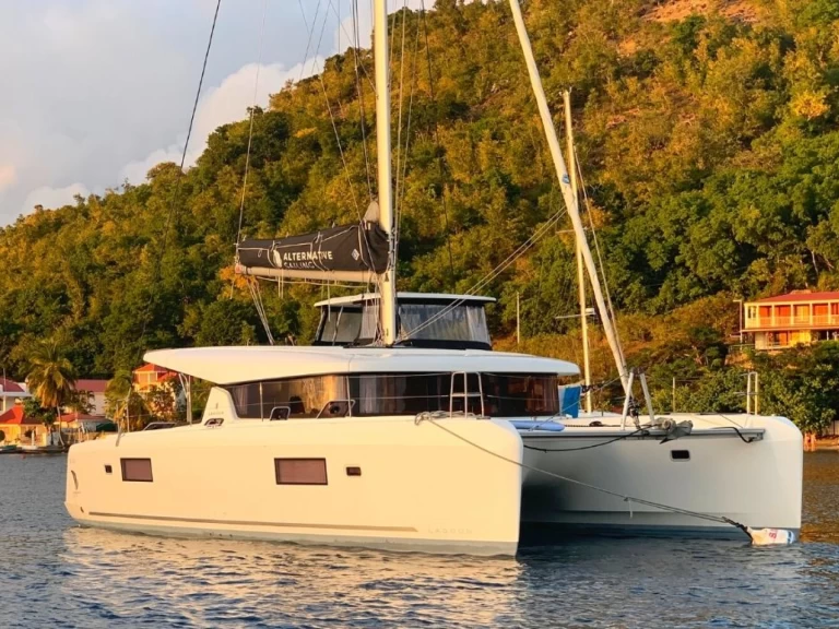 Lagoon Lagoon 42 między profesjonalistami a osobami prywatnymi w Pointe-à-Pitre