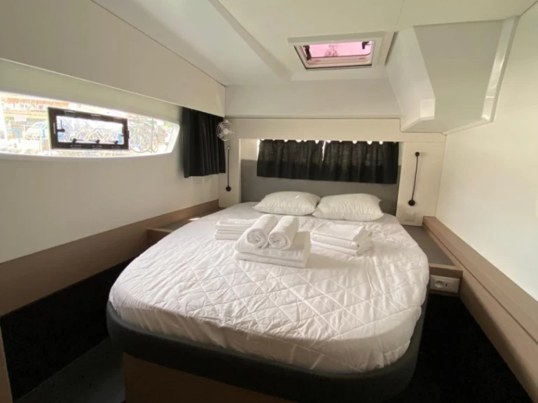 Wynajem Katamaran Fountaine Pajot z patentem 