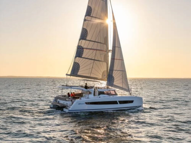 Fountaine Pajot FP 41 między profesjonalistami a osobami prywatnymi w Nikiána