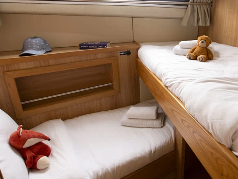 Le Boat Classique Star między profesjonalistami a osobami prywatnymi w Chertsey