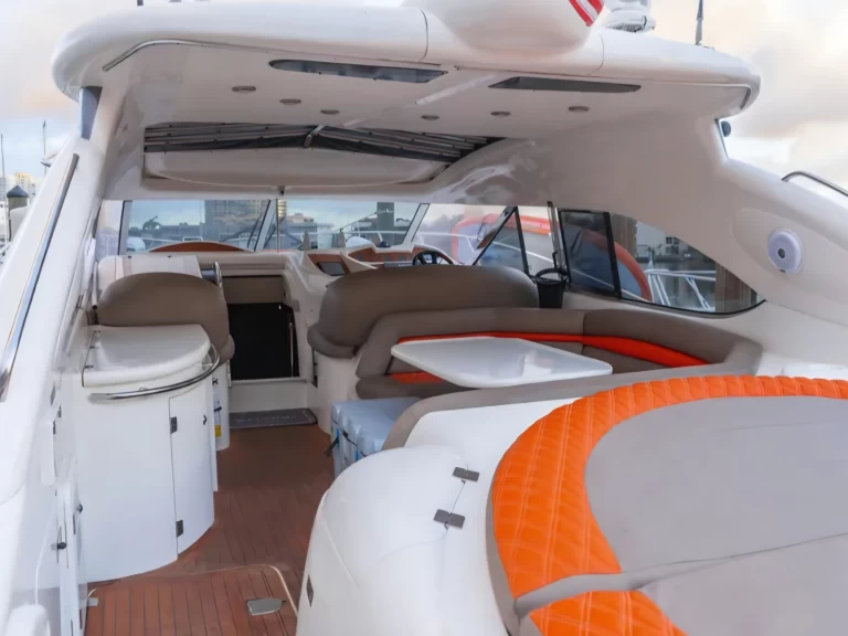 Sunseeker Predator 60 między profesjonalistami a osobami prywatnymi w Ibiza Town