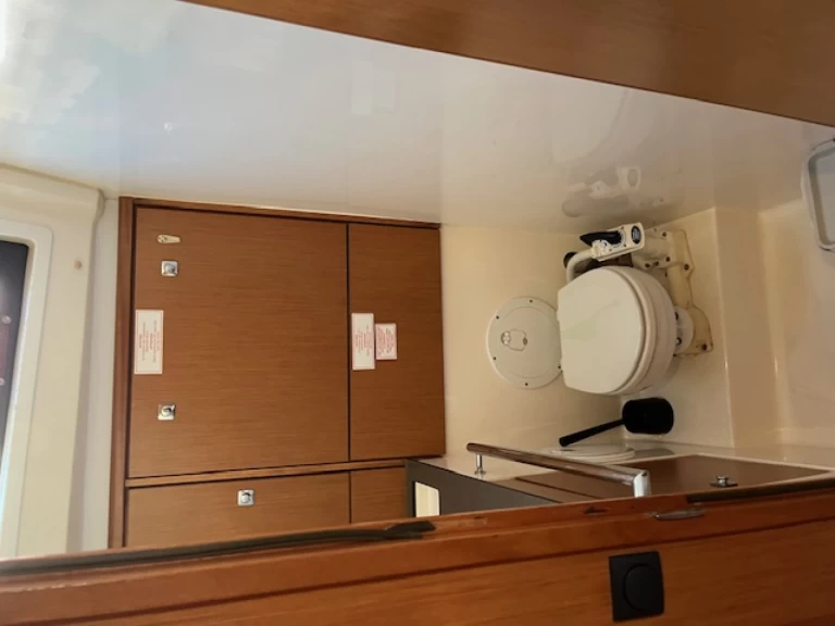 Bavaria Cruiser 46 między profesjonalistami a osobami prywatnymi w Angra do Heroísmo