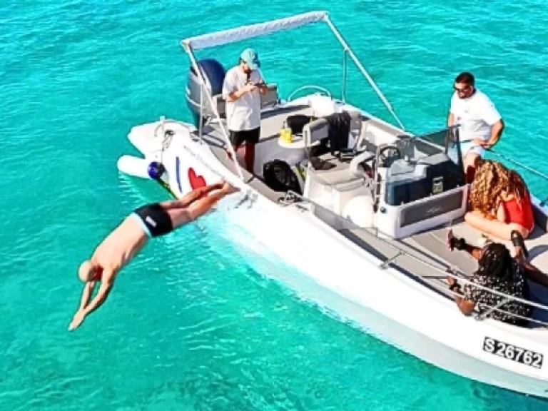 Bluemax 23 Open Boat  między profesjonalistami a osobami prywatnymi w Comino