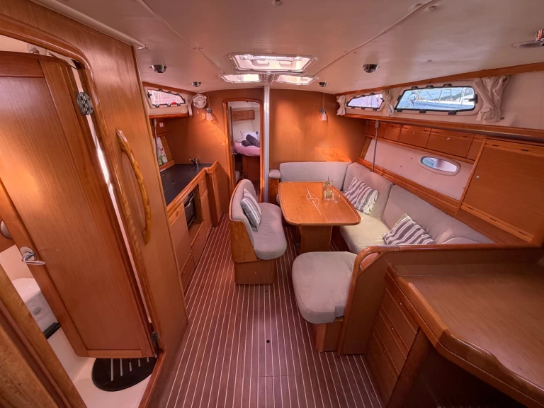 Bavaria Cruiser 40 między profesjonalistami a osobami prywatnymi w Vlycho