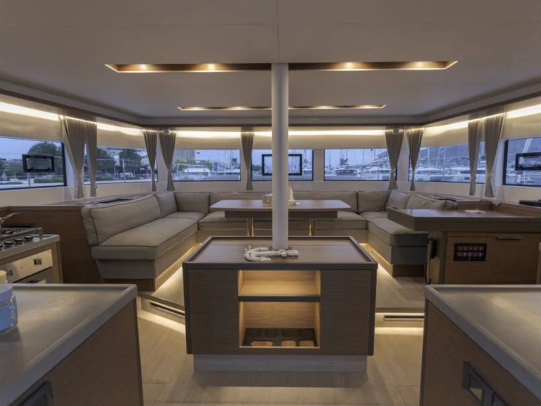 Lagoon Lagoon 50F między profesjonalistami a osobami prywatnymi w Marina (City)