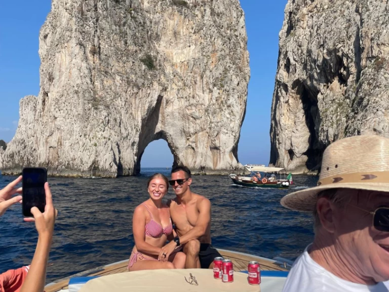 Wynajem łodzi Capri tanio 38 sport