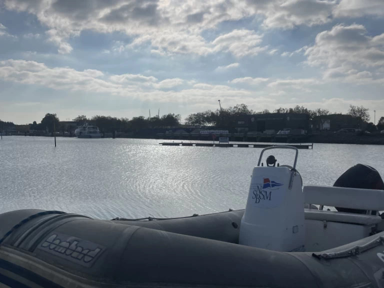 Wynajmij Łódż półsztywna z lub bez skippera Explorer w Vannes