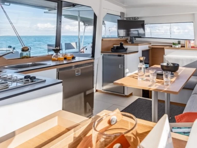 Excess Excess 11 między profesjonalistami a osobami prywatnymi w Ibiza Magna