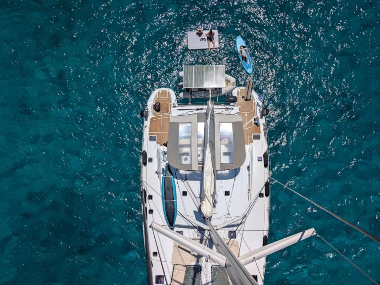 Lagoon Lagoon 500 2010 między profesjonalistami a osobami prywatnymi w Lavrio