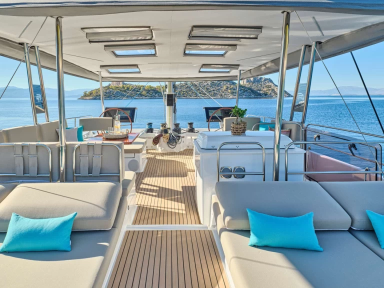 Fountaine Pajot SUNMOON między profesjonalistami a osobami prywatnymi w Nea Peramos