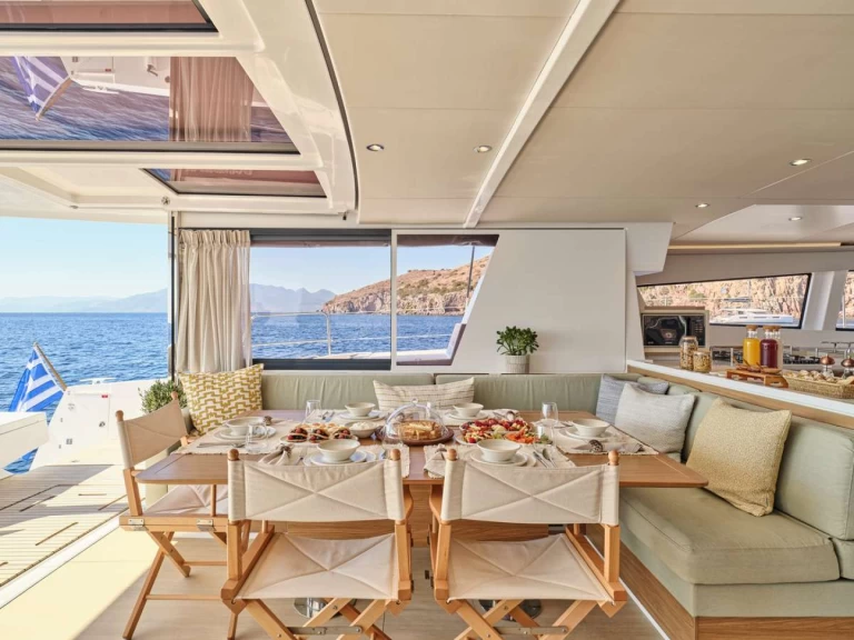 Luksusowy jacht do wynajmu w Nea Peramos w najlepszej cenie