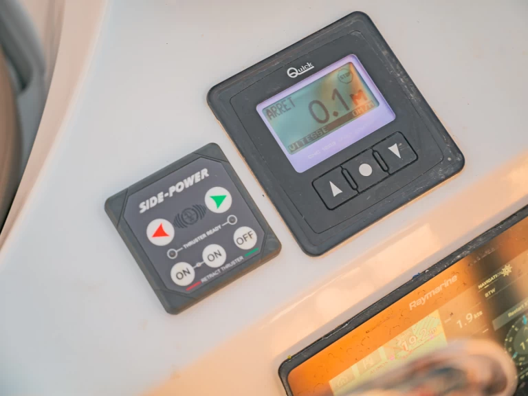 Wynajem Żaglowiec Jeanneau z patentem 