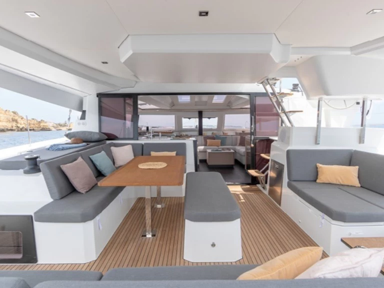 Wynajem Katamaran Fountaine Pajot z patentem 