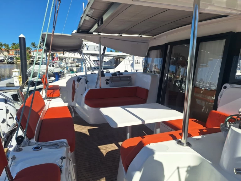 Excess Excess 11 między profesjonalistami a osobami prywatnymi w Burnt Store Marina