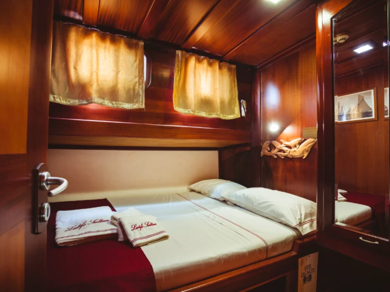  Latife Sultan między profesjonalistami a osobami prywatnymi w Milazzo