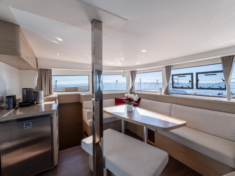 Wynajem Katamaran Lagoon z patentem 