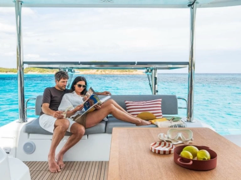 Wynajmij Katamaran z lub bez skippera Lagoon w Cugnana Verde