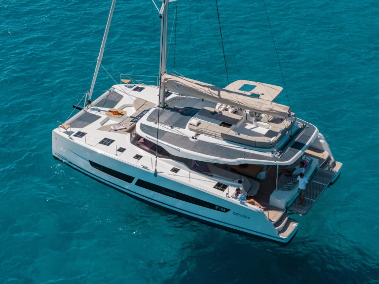 Fountaine Pajot FP 44 między profesjonalistami a osobami prywatnymi w Marina de Portimão