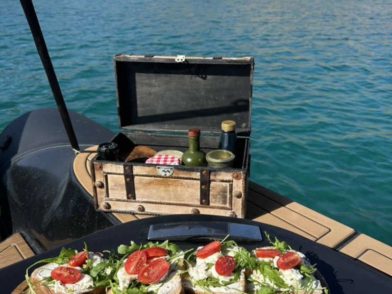 Wynajem Łódż półsztywna w Mykonos (City) - Fost  MATRIX