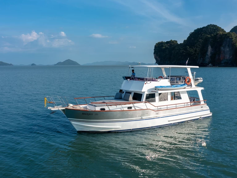 Wynajem Motorówka Grand Banks z patentem 