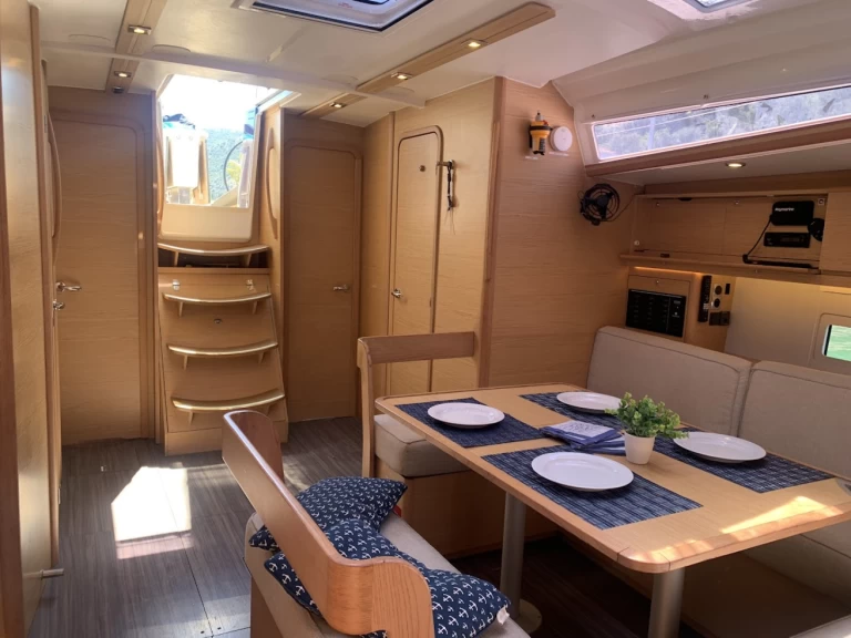 Dufour Dufour 430 Grand Large między profesjonalistami a osobami prywatnymi w Preveza