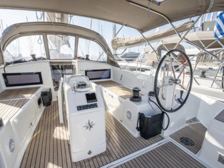 Jeanneau Sun Odyssey 440 między profesjonalistami a osobami prywatnymi w Piso Livadi