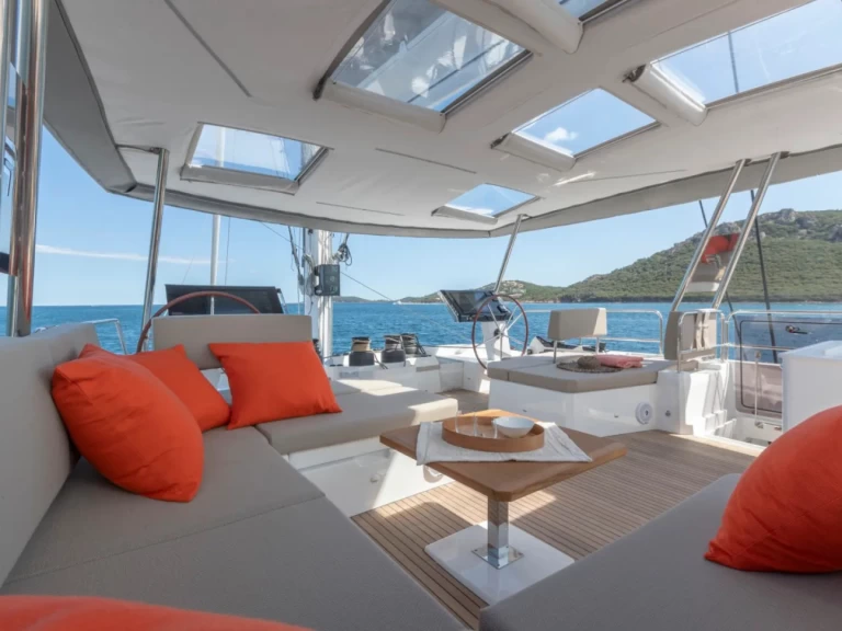 Wynajem Katamaran Fountaine Pajot z patentem 