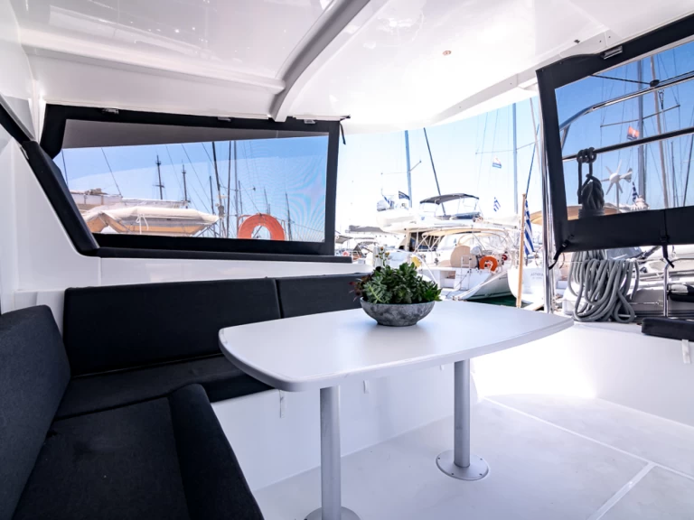 Katamaran do wynajmu w Toúrlos w najlepszej cenie