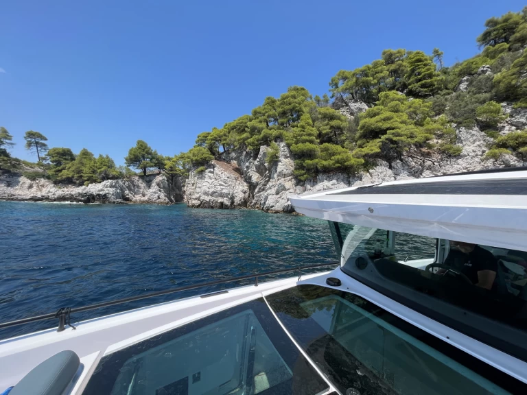 Wynajem Motorówka Axopar z patentem 