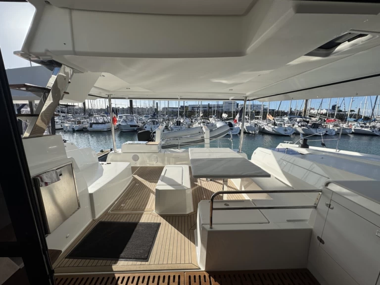Wynajem Katamaran Fountaine Pajot z patentem 