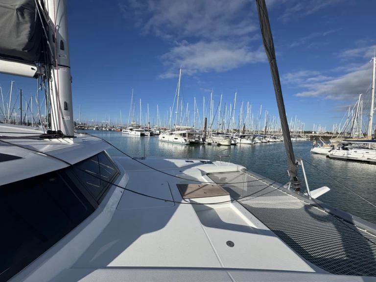 Fountaine Pajot Aura 51 między profesjonalistami a osobami prywatnymi w La Rochelle