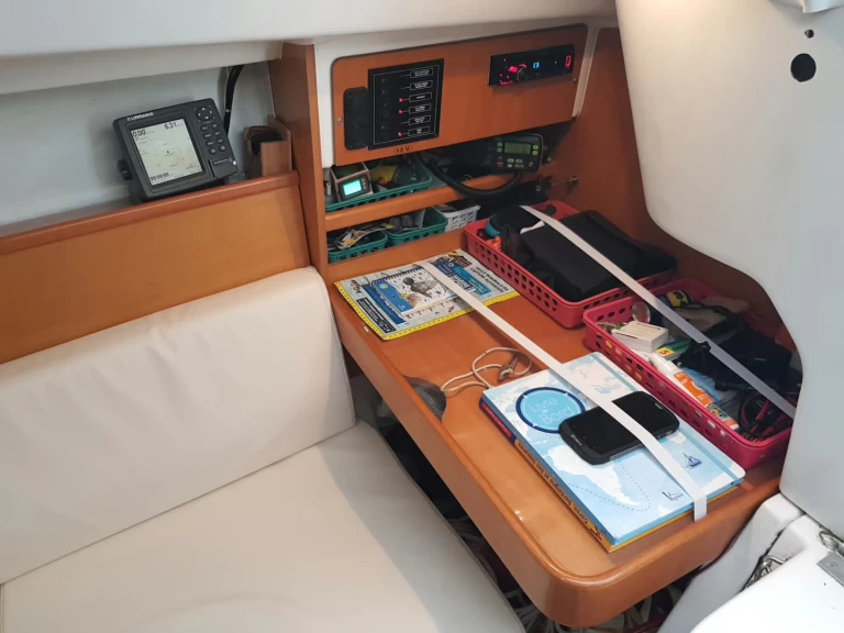 Wynajem łodzi Bandol tanio First 25.7