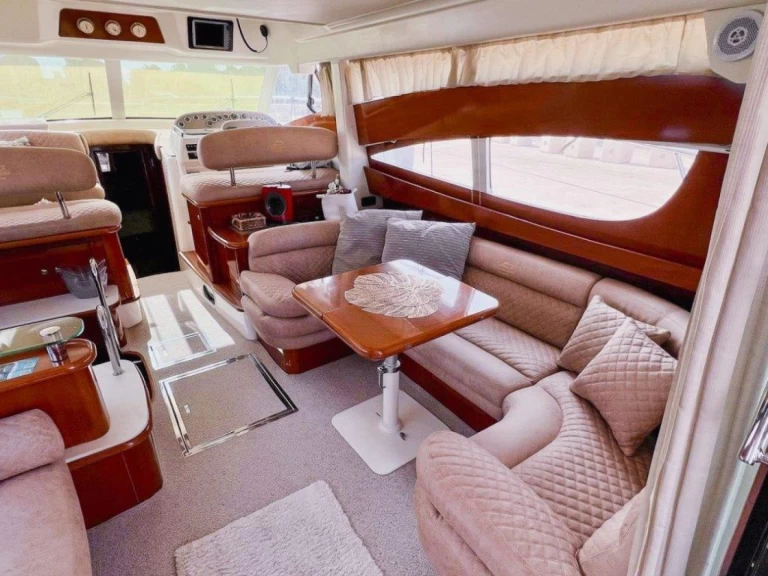 Motorówka do wynajmu w Bol w najlepszej cenie