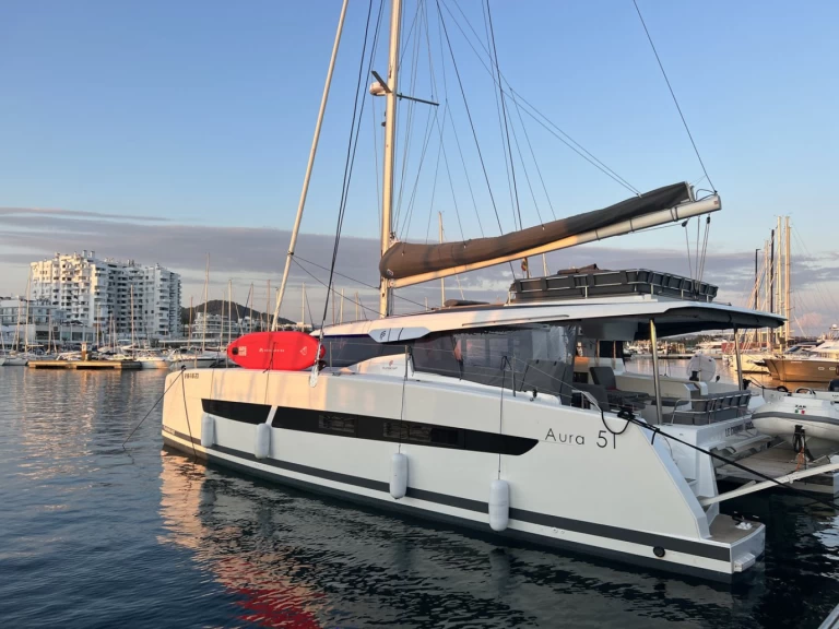 Fountaine Pajot Aura 51 między profesjonalistami a osobami prywatnymi w Le Marin