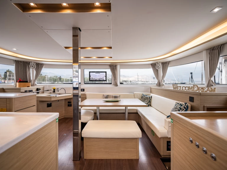 Lagoon Lagoon 46 między profesjonalistami a osobami prywatnymi w Lefkáda