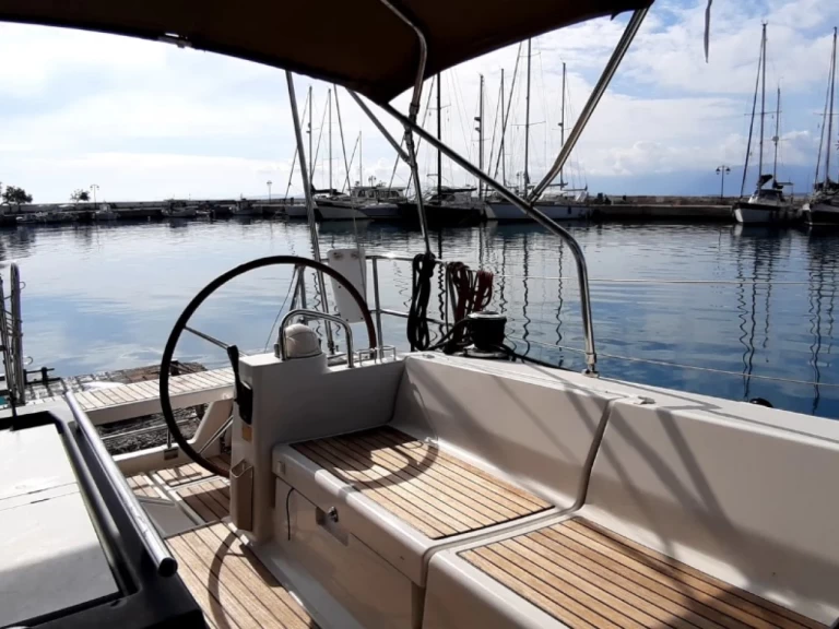 Wynajem Żaglowiec Bénéteau z patentem 