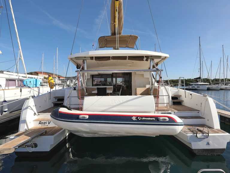 Wynajmij Katamaran z lub bez skippera Bali w Rogoznica