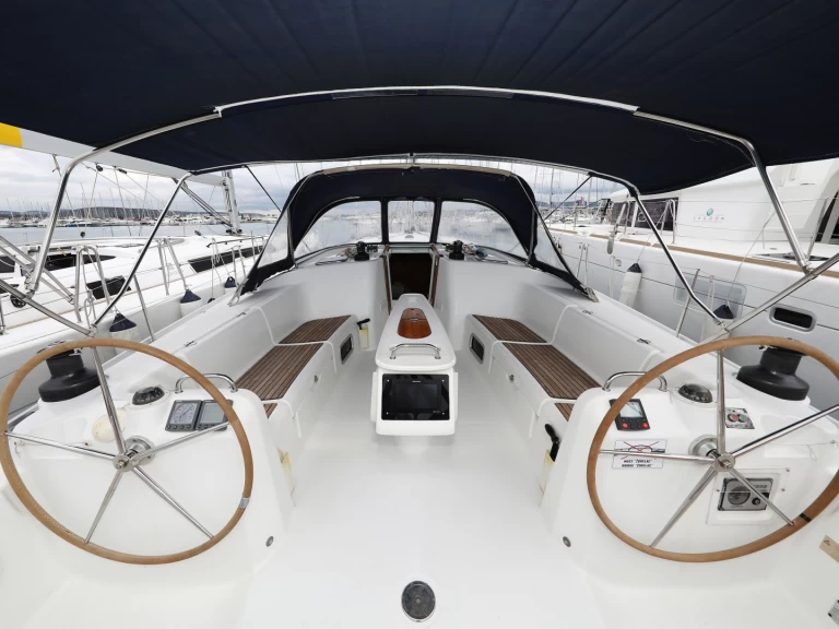 Wynajem Żaglowiec Bénéteau z patentem 