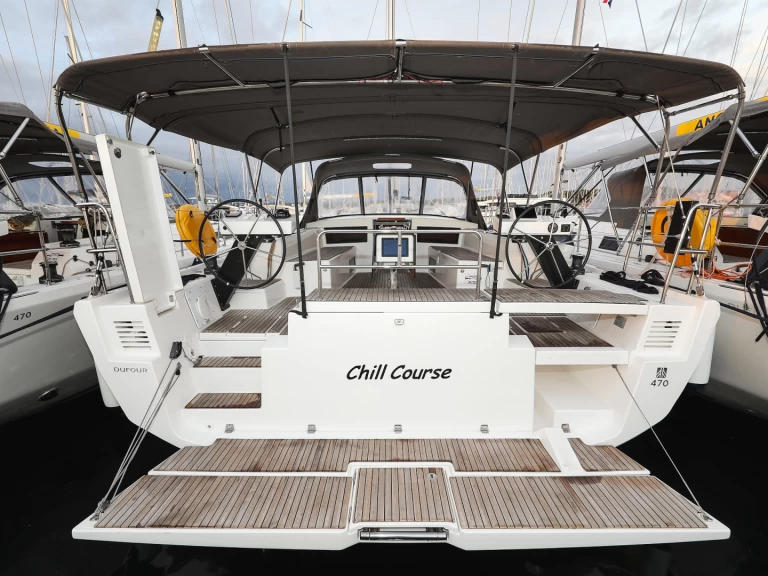 Dufour Dufour 470 między profesjonalistami a osobami prywatnymi w Trogir