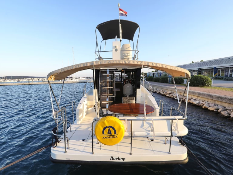 Wynajmij Cobra Yachts Futura 40 Grand Horizon w Sveti Filip i Jakov