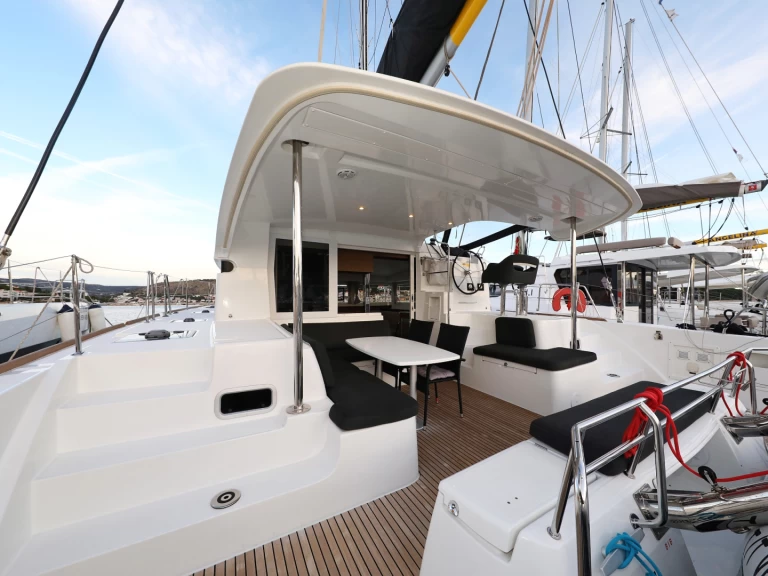 Wynajmij Katamaran z lub bez skippera Lagoon w Biograd na Moru